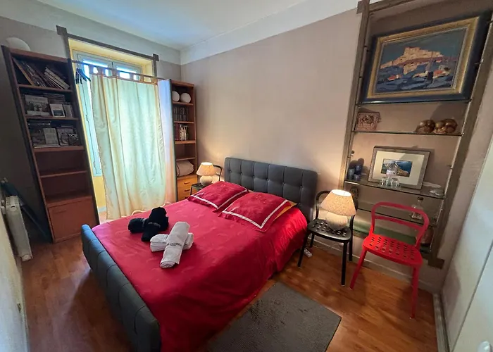 Room Near Nice Port In A Shared Apartment